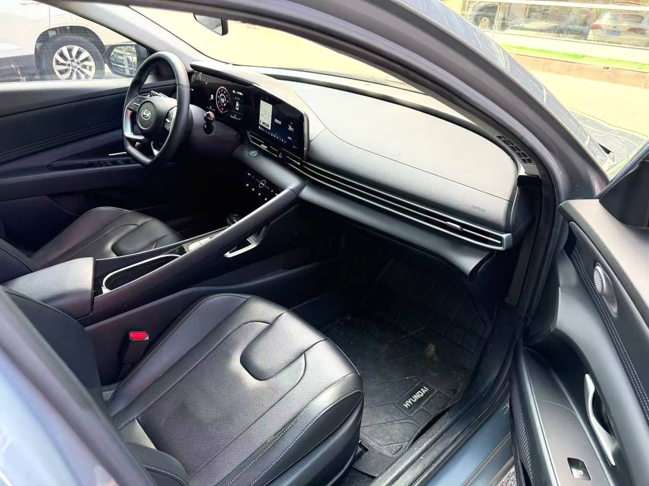 Hyundai Elantra  комплектация LUX — фото 4