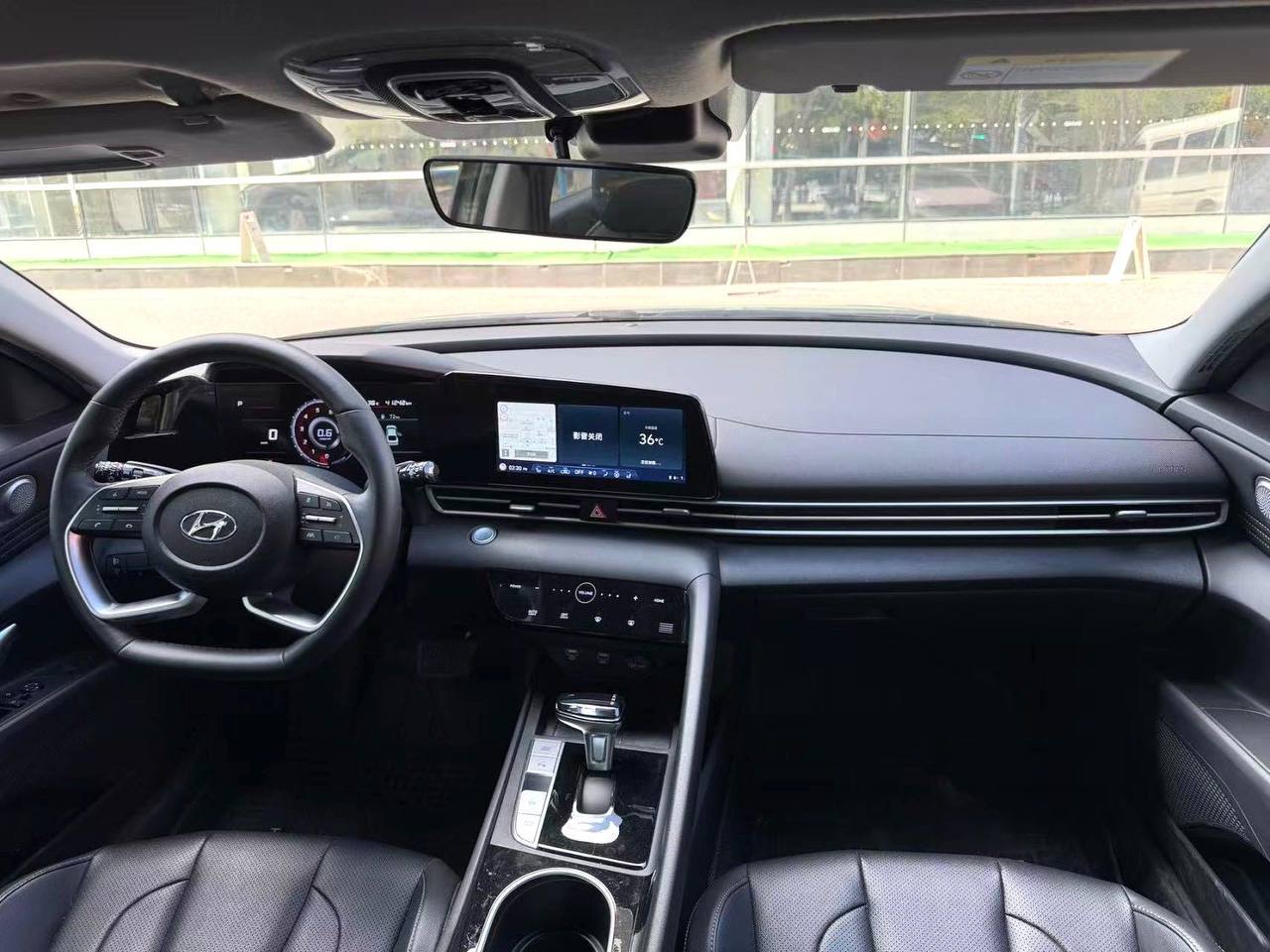 Hyundai Elantra  комплектация LUX — фото 3